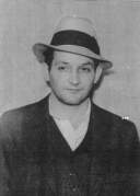 Adam Richetti, ein Kumpel Floyds; ist in das "Kansas City Massacre" involviert und wird dafür 1938 in einer Gaskammer hingerichtet
