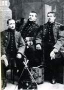 Jules Bonnot (links) beim Militär; seine beiden Kumpels werden ihm auch in seiner wilden Zeit in Paris zur Seite stehen